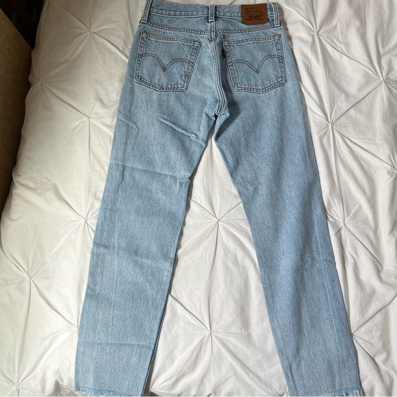 [SOLD] Levi’s Wedgie Straight High-Rise Lightwash Jean - Picture 10 of 12